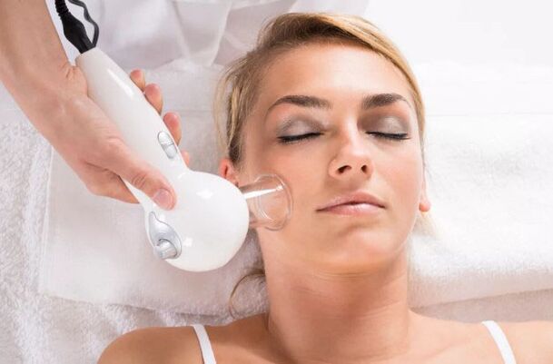 真空マッサージ手順は、顔の皮膚を清潔にし、しわを滑らかにするのに役立ちます